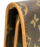 louis vuitton m51852 shoulder bag interior details