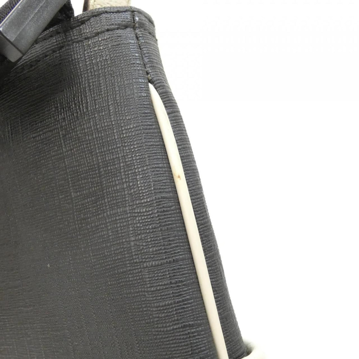gucci black / white shoulder bag accessories included