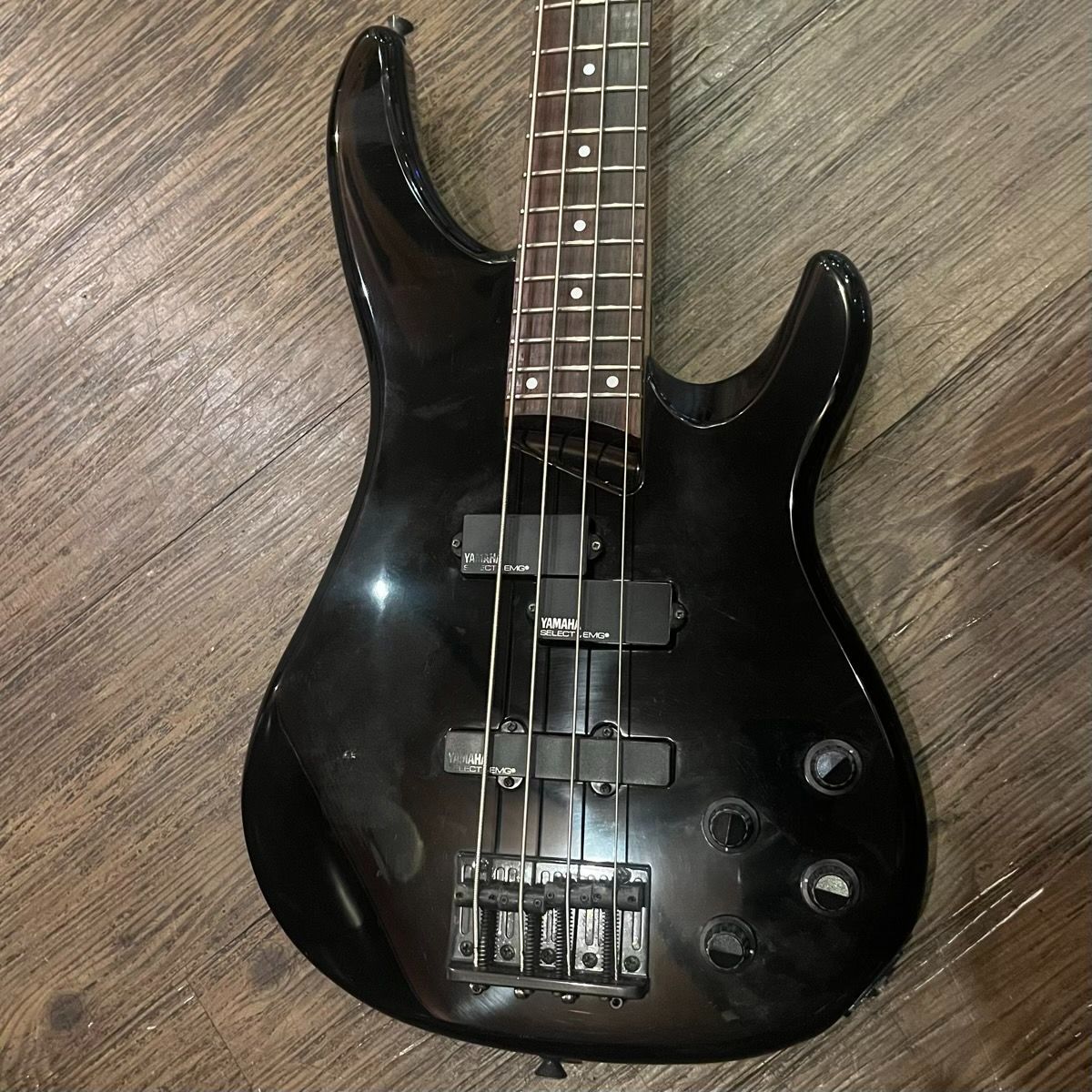 yamaha black bass guitar interior details