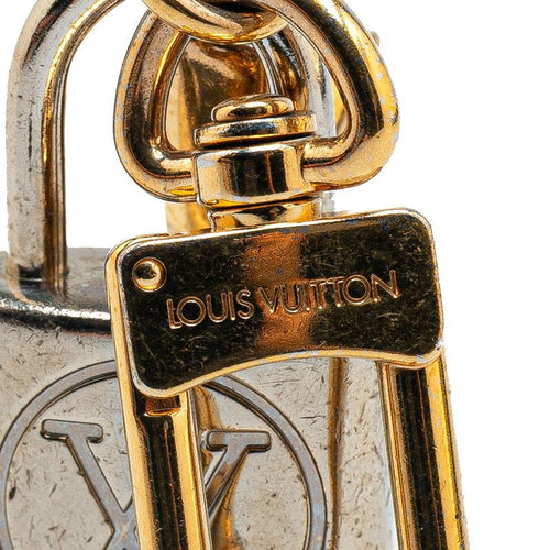 louis vuitton m67376 keychain side view