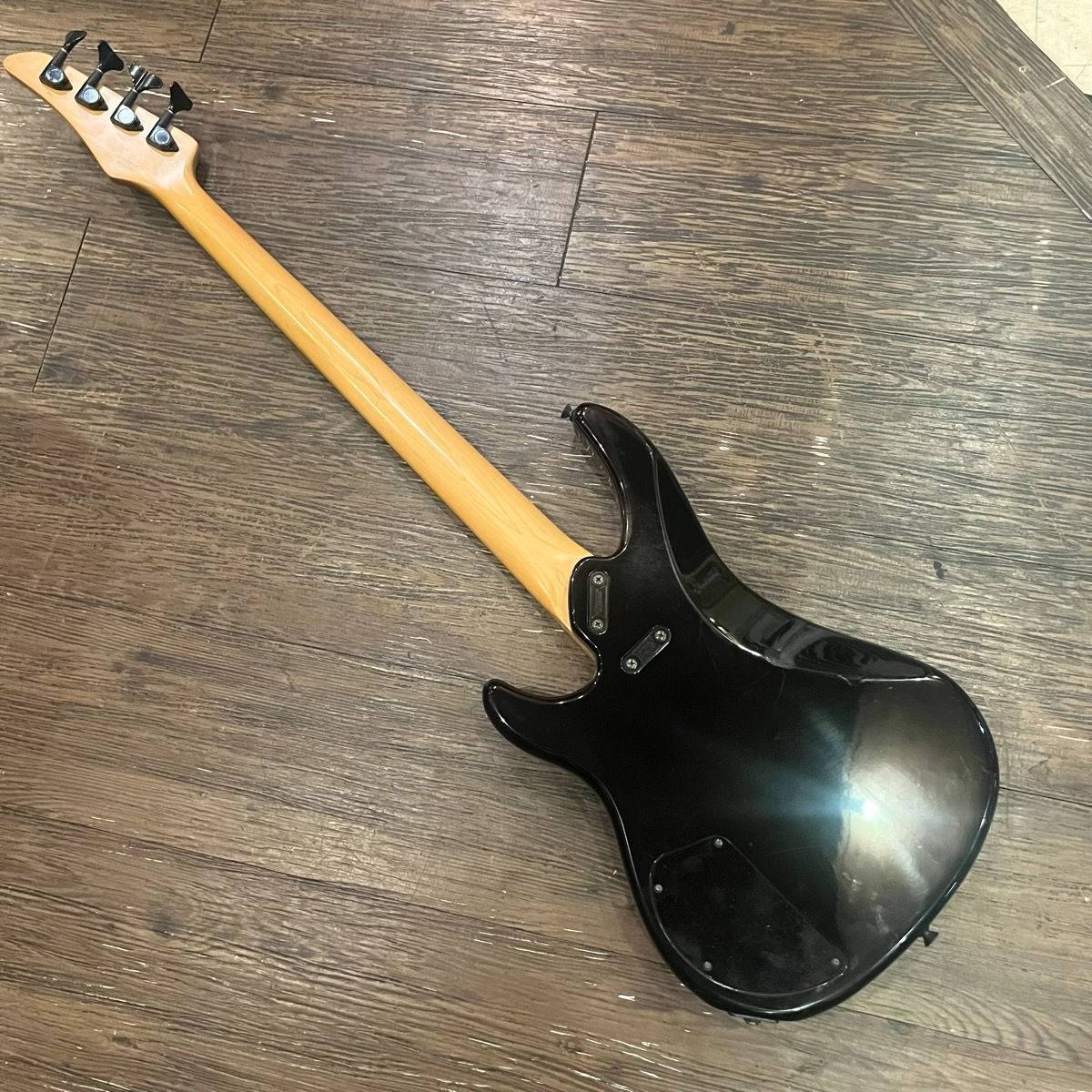 yamaha black bass guitar functional details
