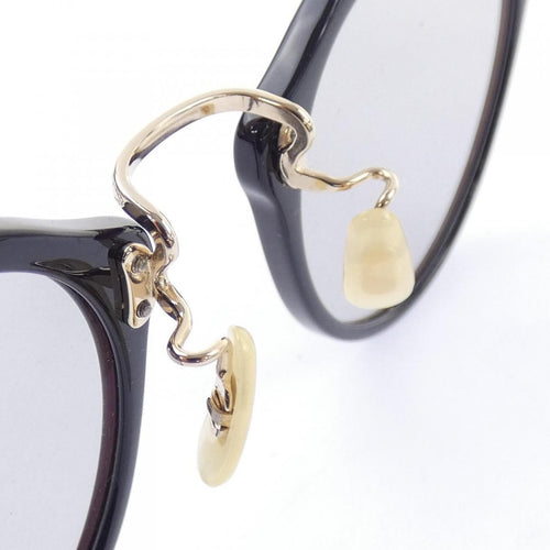 eyewear accessories included