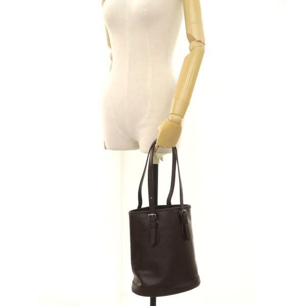 louis vuitton m5899d pouch / clutch markings and labels